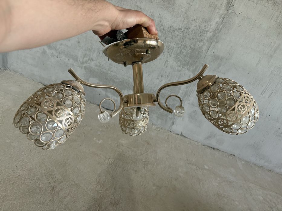 Продам люстру рабочую с тремя лампочками б/у