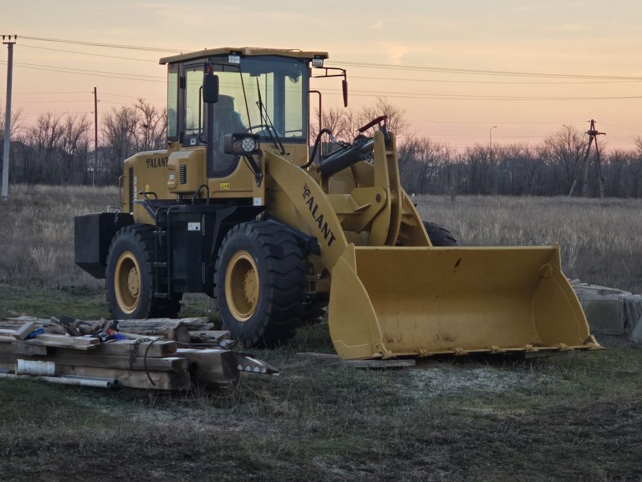 Продам погрузчик 2 х кубовый