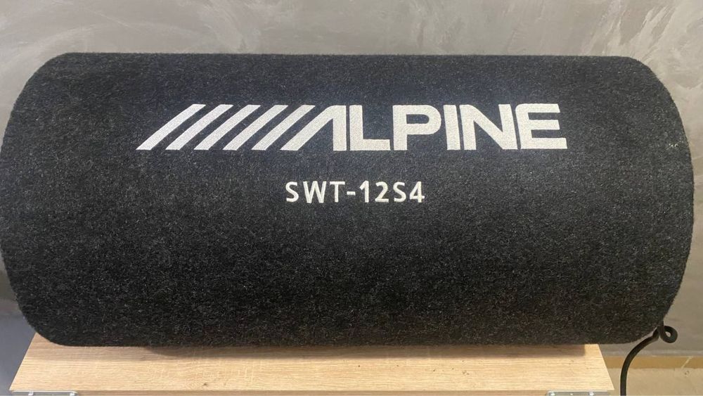Бас каса Alpine с усилвател