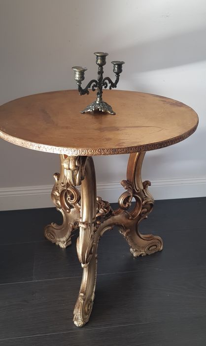 Măsuță veche pentru cafea