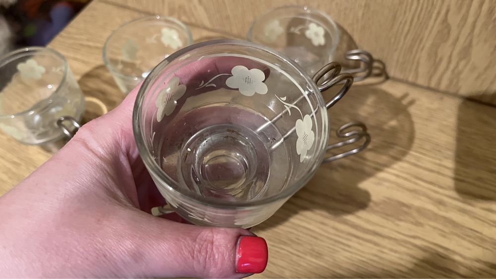 Стъклени чаши с метални дръжки