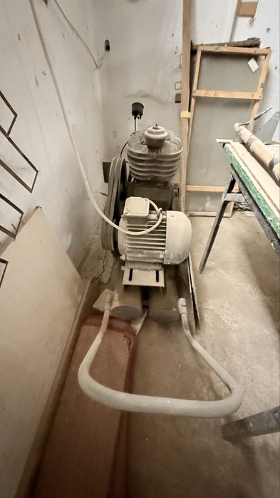 Компрессор сотилади 380 v ишлиди.