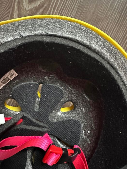 Продавам нова детска каска размер 54-58 на Disney, регулируема, жълта