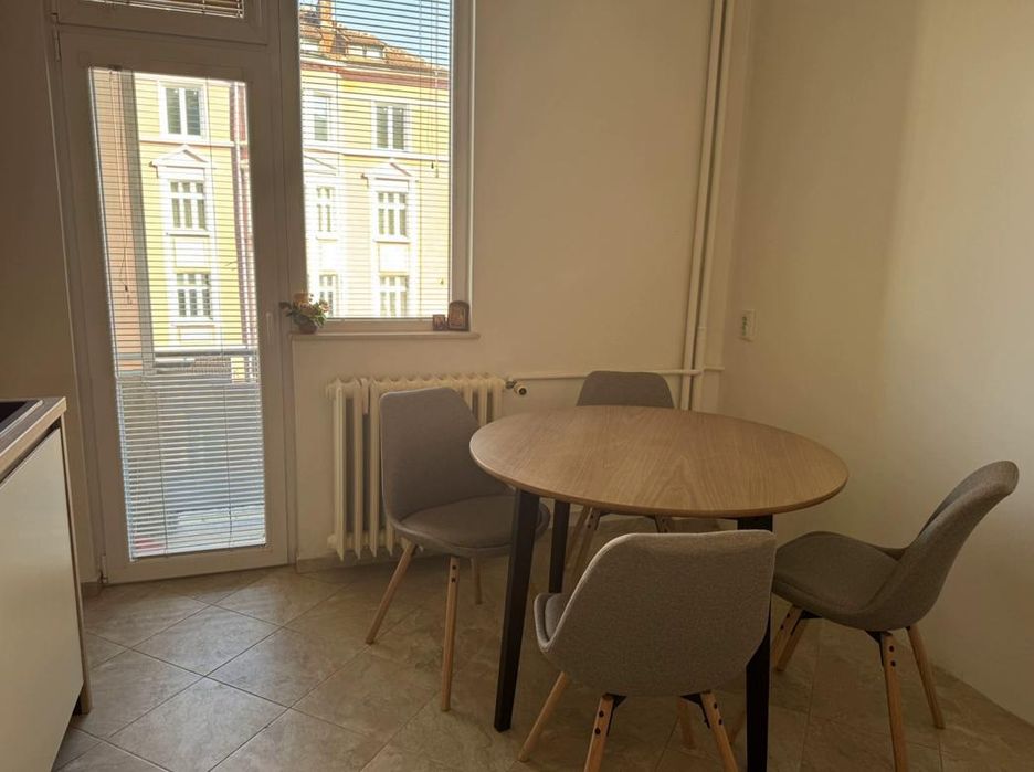 Дава се под наем Тристаен апартамент в София, Център - 95 кв.м за 925 € - Снимка #2