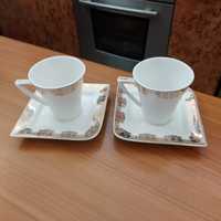 Две чаши за кафе с подложни чинии