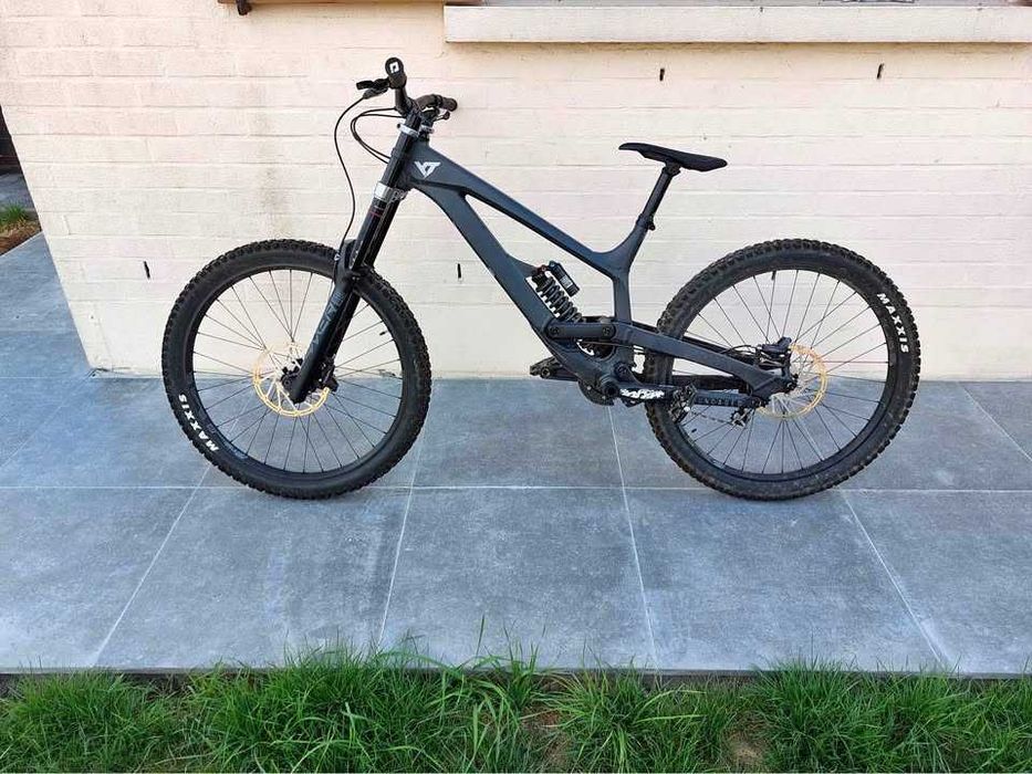Downhill колело YT Tues 2021 Black magic XL 27.5
