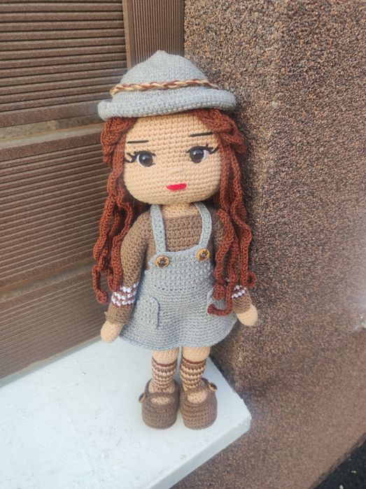 Păpușă croșetată manual