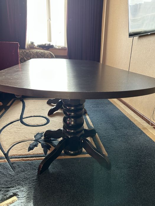 Продам деревянный стол в отличном состоянии