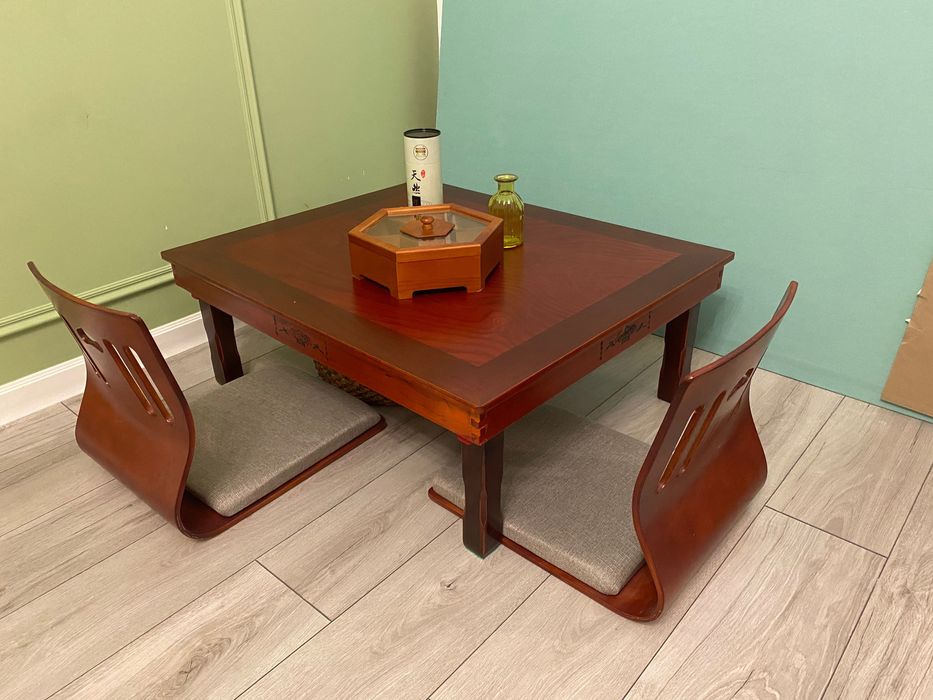 Стол и стулья в азиатском стиле.