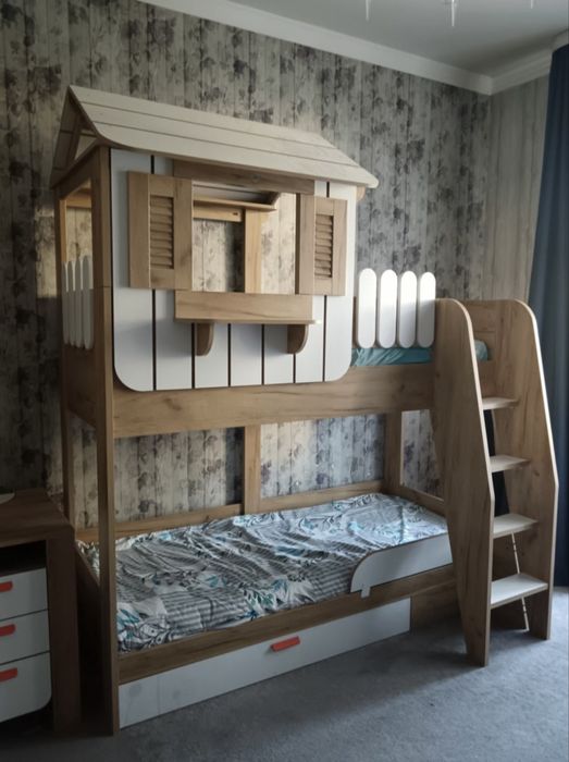 Продам двухярусную детскую кровать и письменный стол