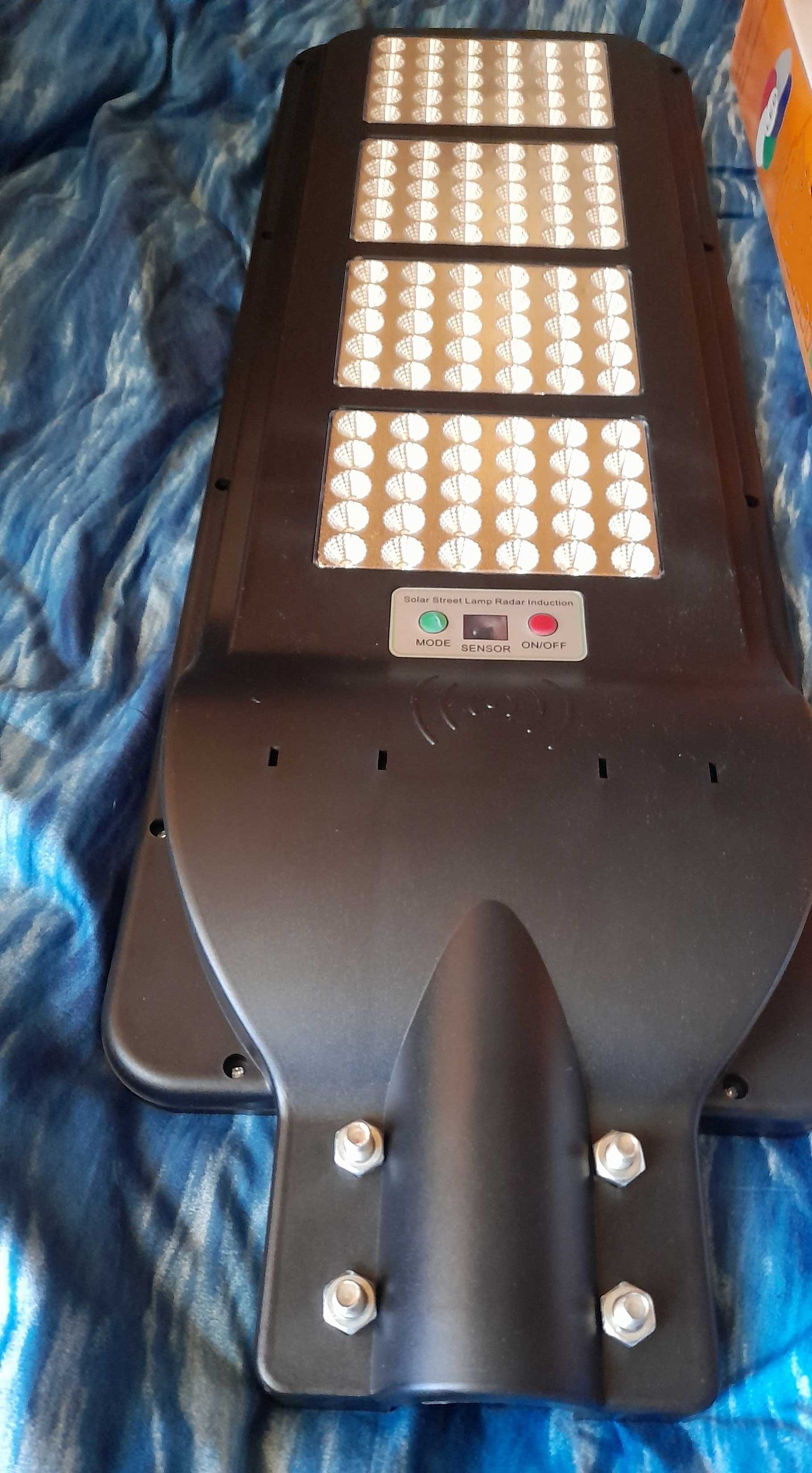 Lampa solara stradala 400w proiector led 12 ore autonomie, senzori