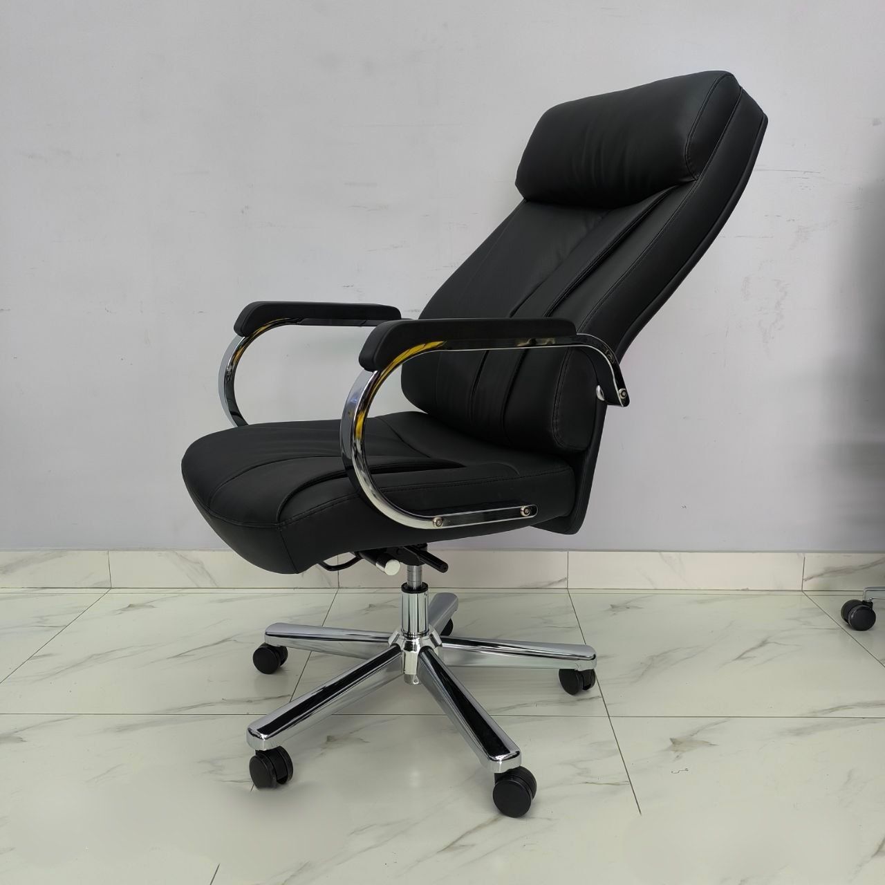 Офисное кресло для руководителя Жаст HB black оригинал