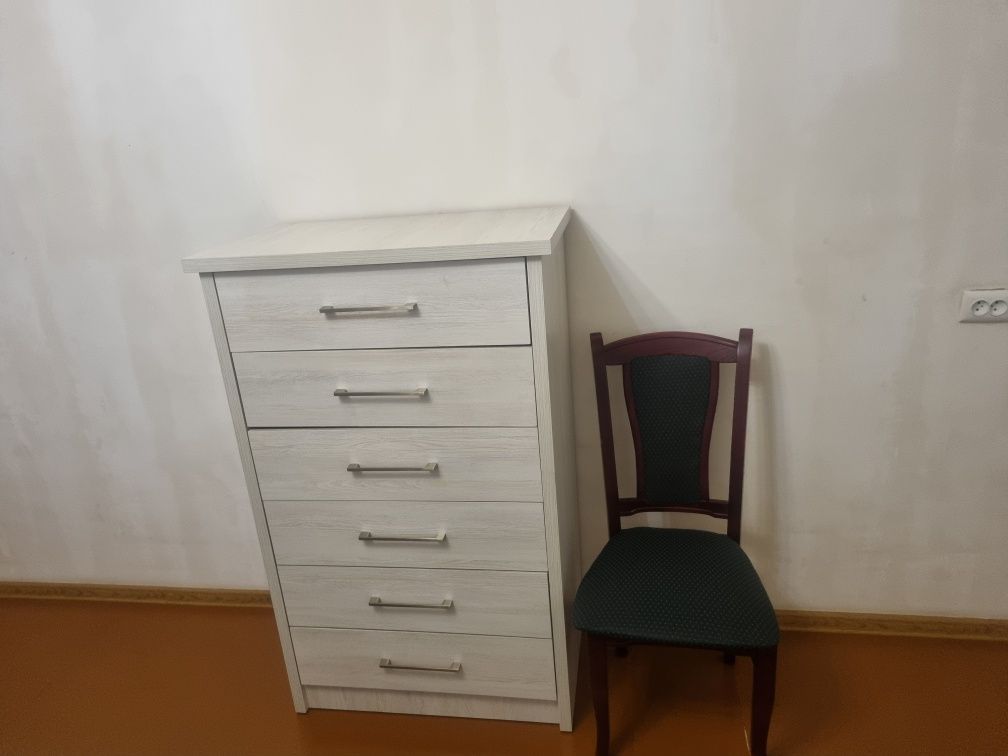 Срочно продам тумбу с ящиками для вещей