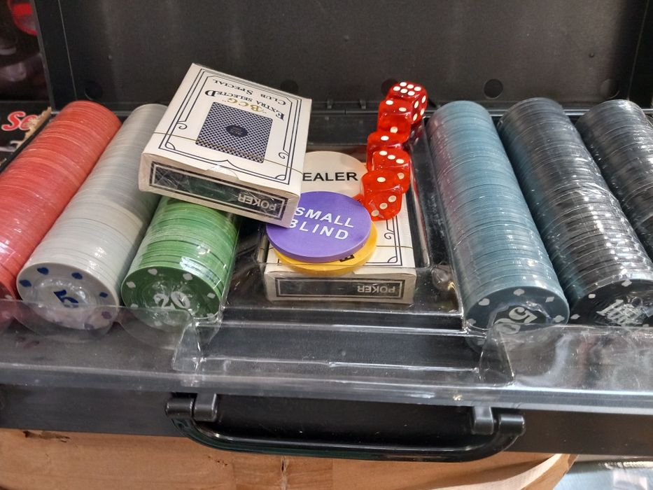 Set poker 300 jetoane imprimate din plastic, carti, zar, chips. Nou!