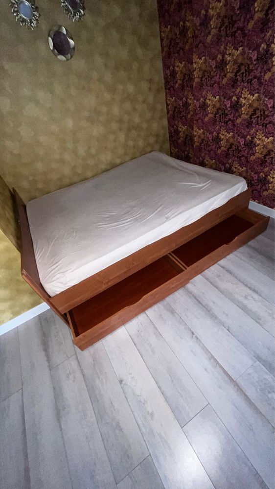 Двуспальная кровать