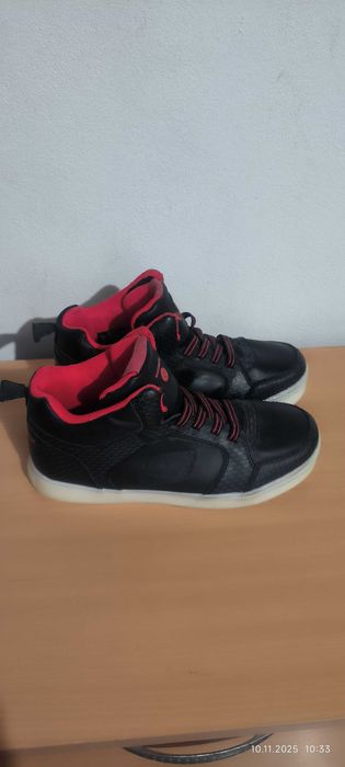 Vând skechers băiat