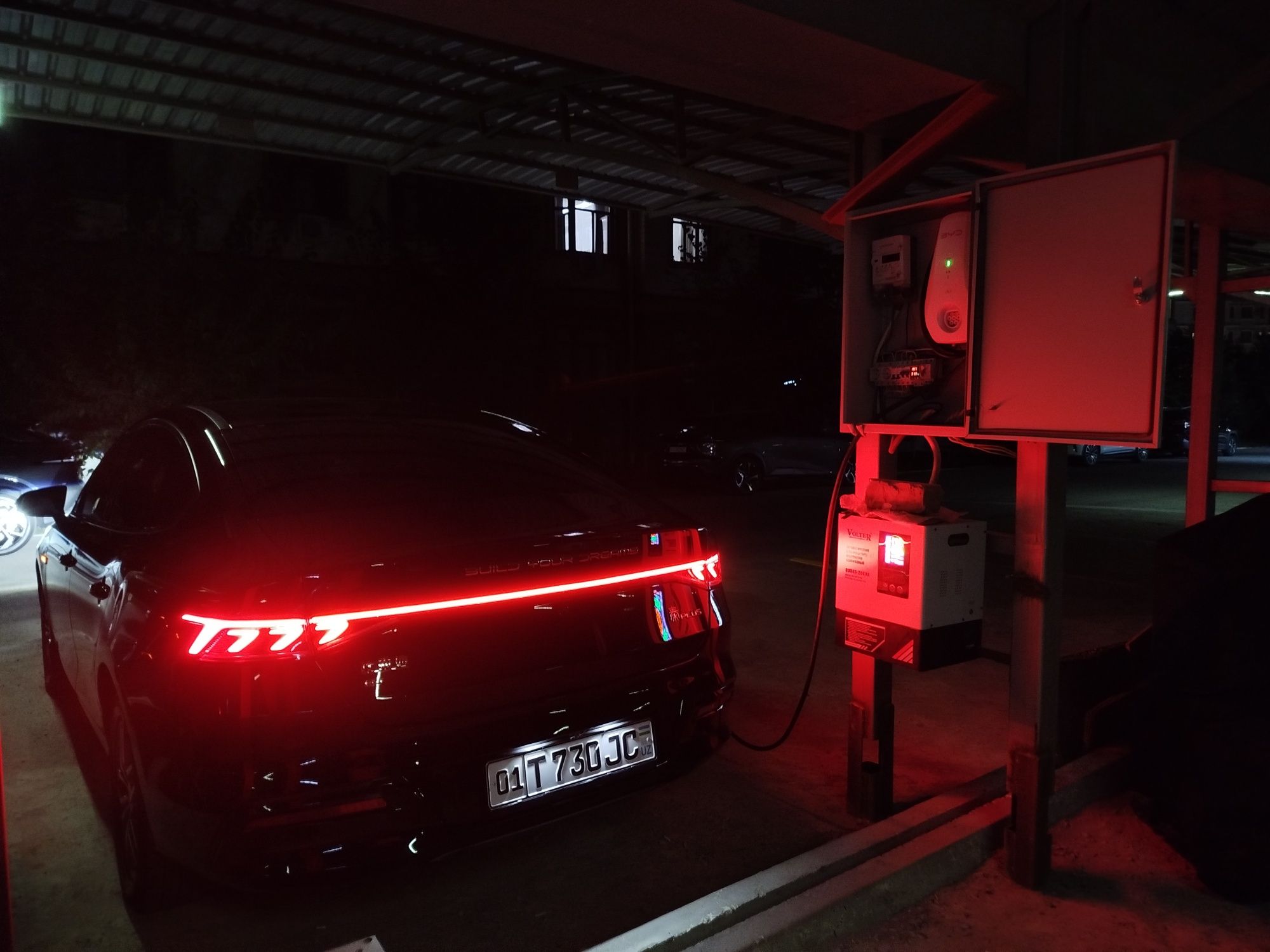 Byd Qin plyus Elektromobili