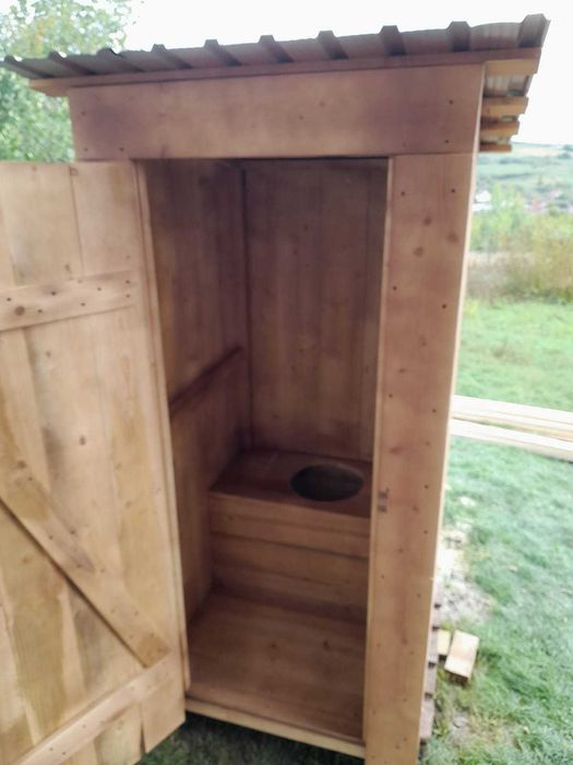Toaleta de grădină, balansoare, locuri de joacă pentru copii