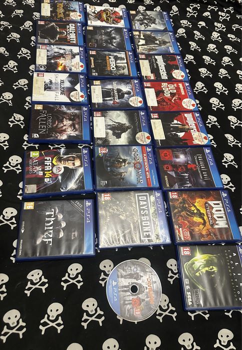 PS4 CUH-1003A + 22 игри + 2 контролера в перфектно състояние!