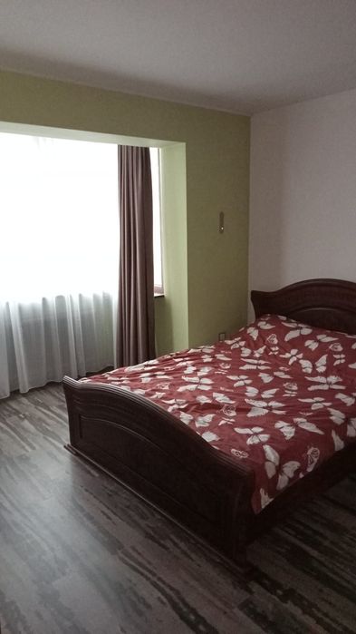 Închiriez apartament cu două camere.