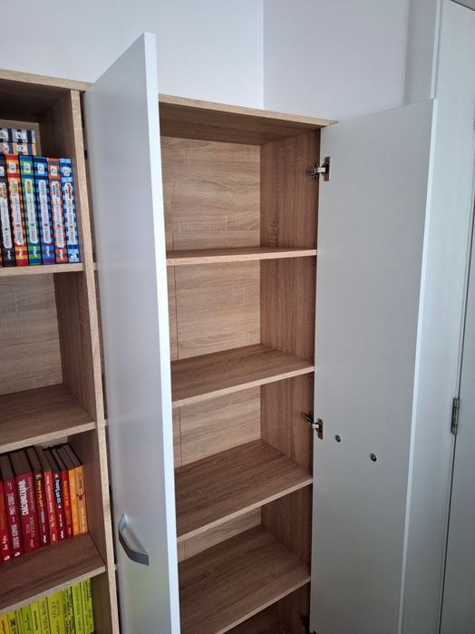 Dulap haine cu mini biblioteca