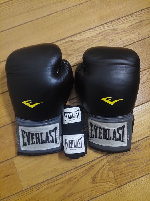 Боксерские перчатки и бинты