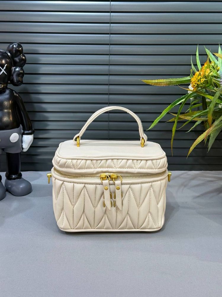 Geanta Miu Miu noua !!! Dimensiuni 22/16 !!!