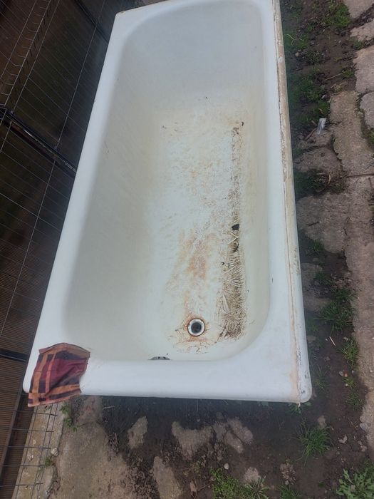 Vând vana din fontă este într-o stare foarte bună
