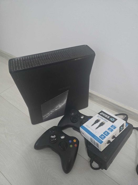 XBOX 360S, 2 Controllere