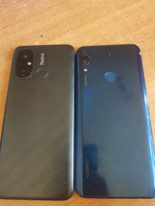 Vand 2 telefoane pentru piese spatele si camerele intacte