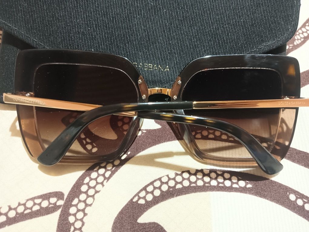 Ochelari de soare Dolce Gabbana 
Purtati foarte