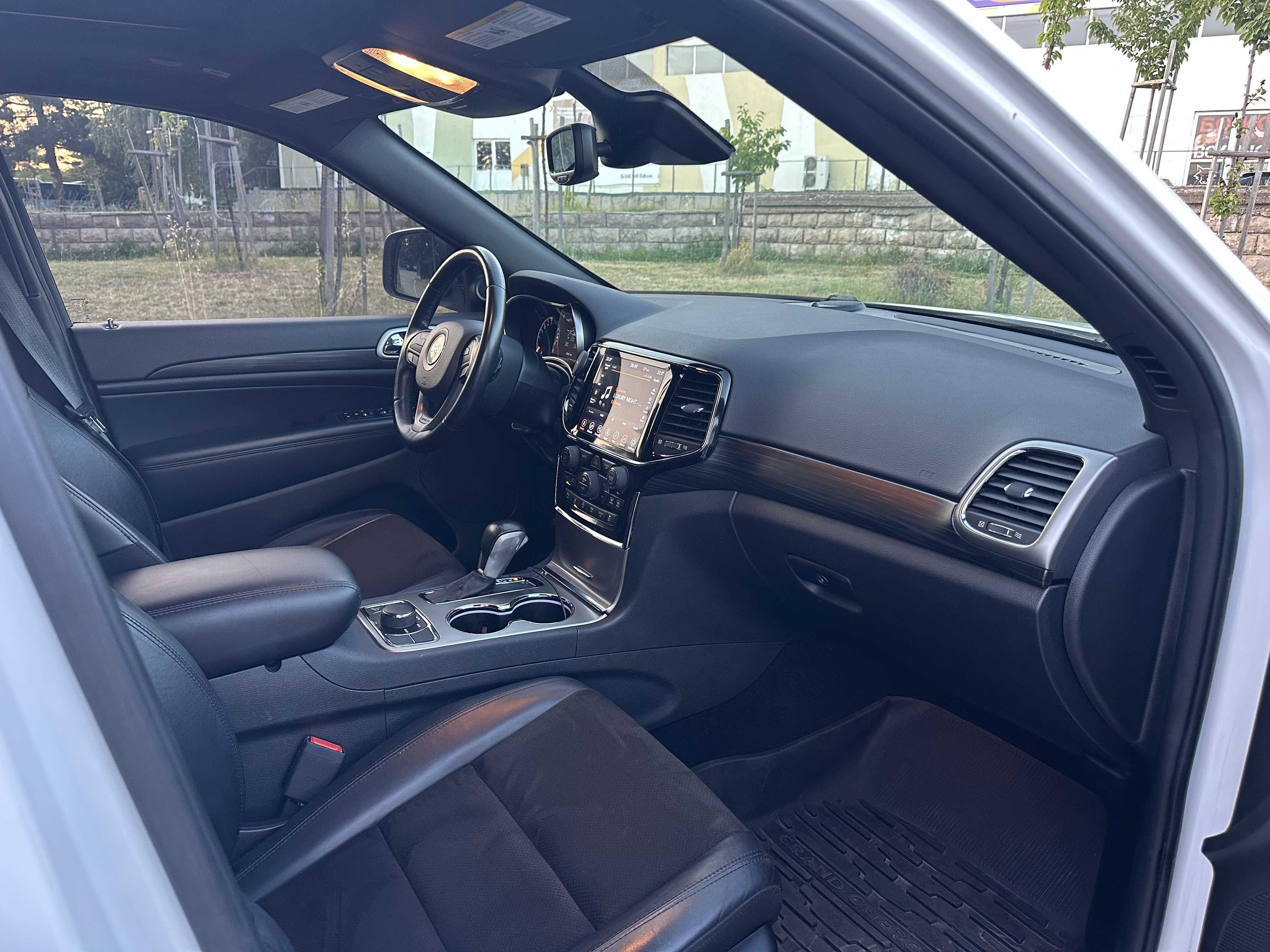 Jeep Grand Cherokee Laredo 4x4, 37 000 км., Black&White Edition