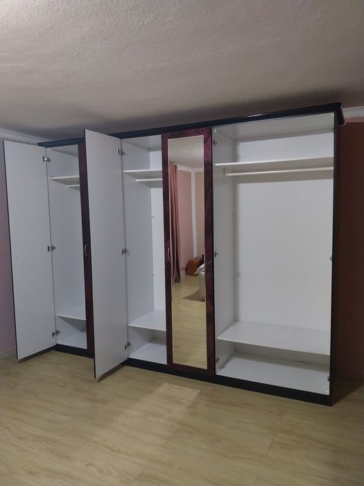 Dulap dormitor, visiniu cu accente aurii