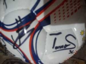 Campiona FCSB - MINGE cu autografe - Banii merg la un baiat bolnav