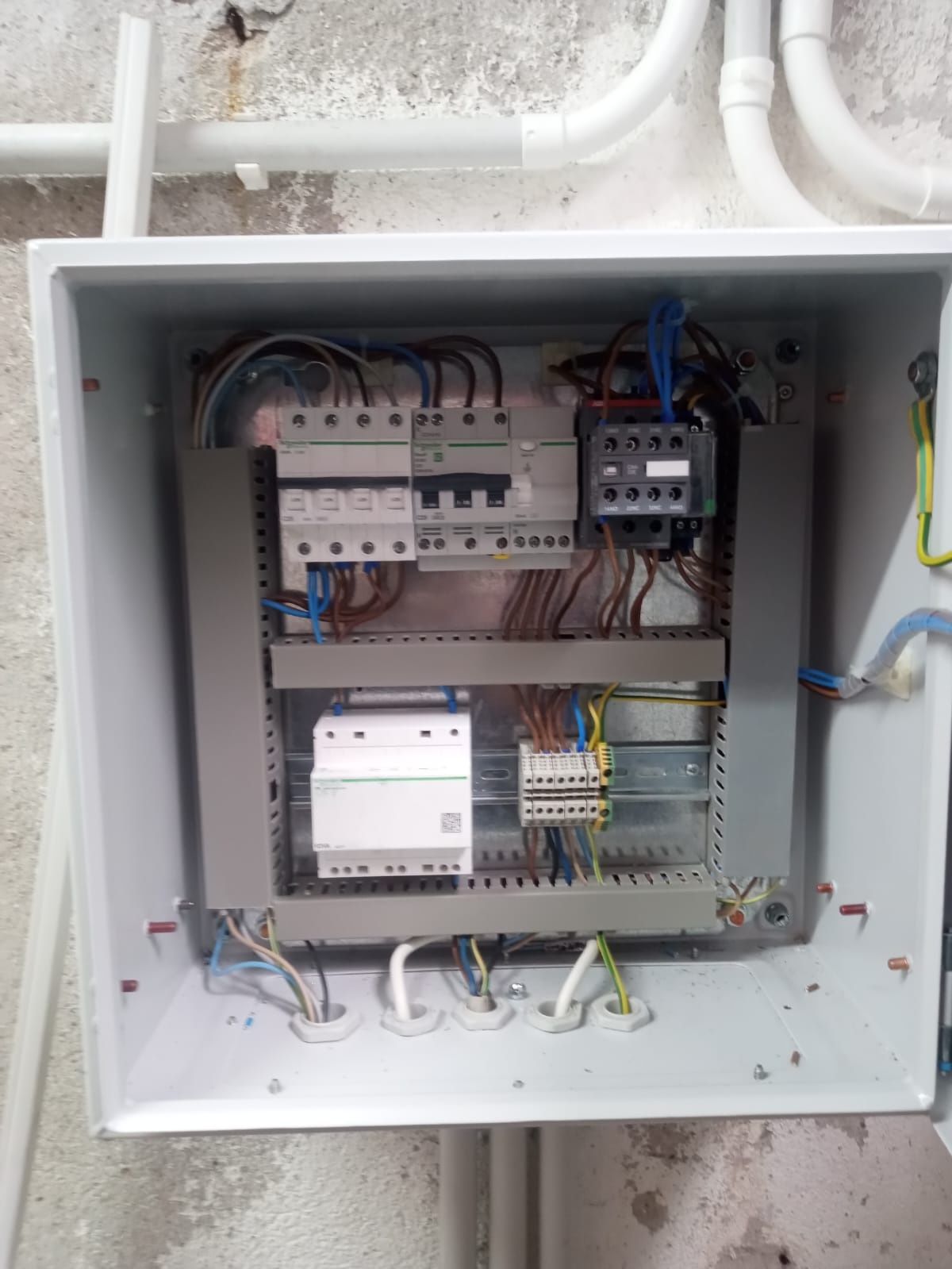 Electrician, instalatii electrice