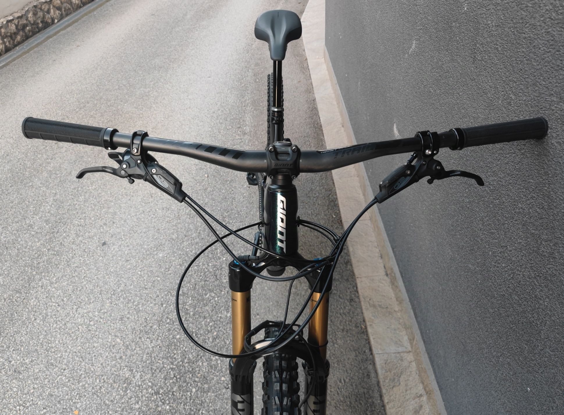 Нов Карбонов Велосипед 29" Giant 1х12 Sram Gx Fox Valve Live Bluetooth