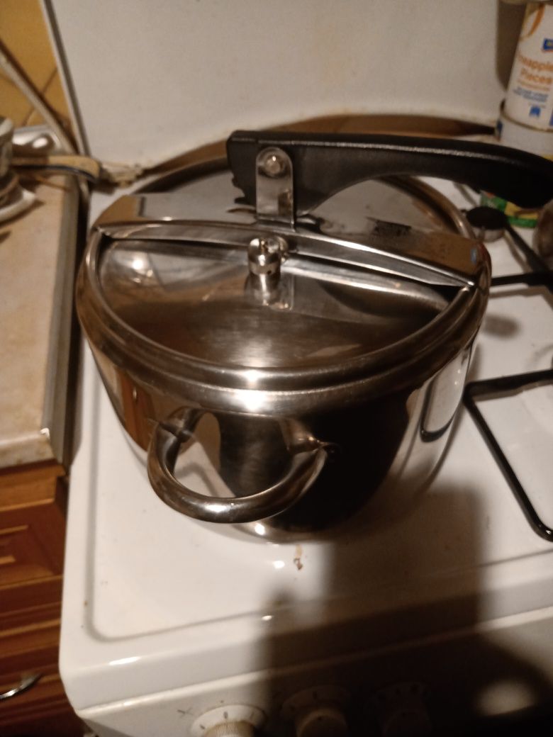 Тенджера под налягане за комбинирано готвене