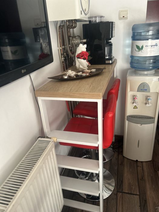 Vand un pult gen bar cu 2 scaune