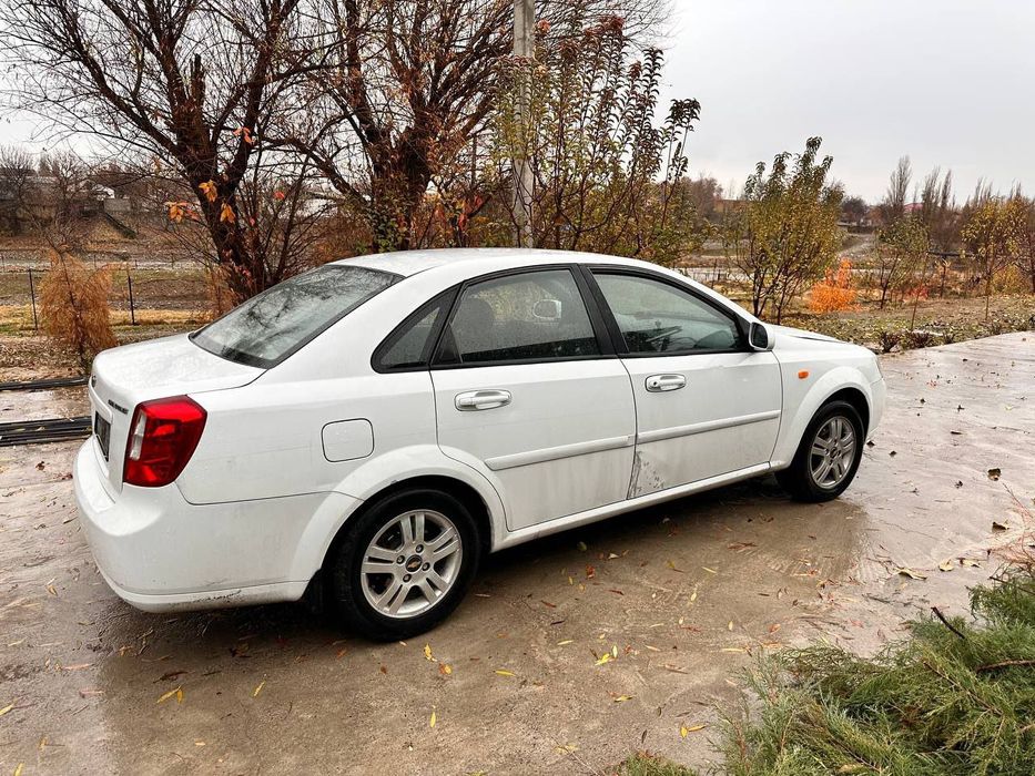 Автомобиль Лачетти 2011 года