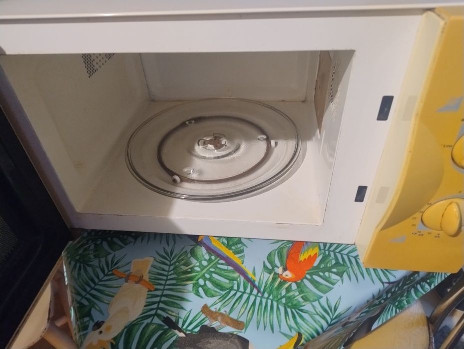 Vând cuptor cu microunde