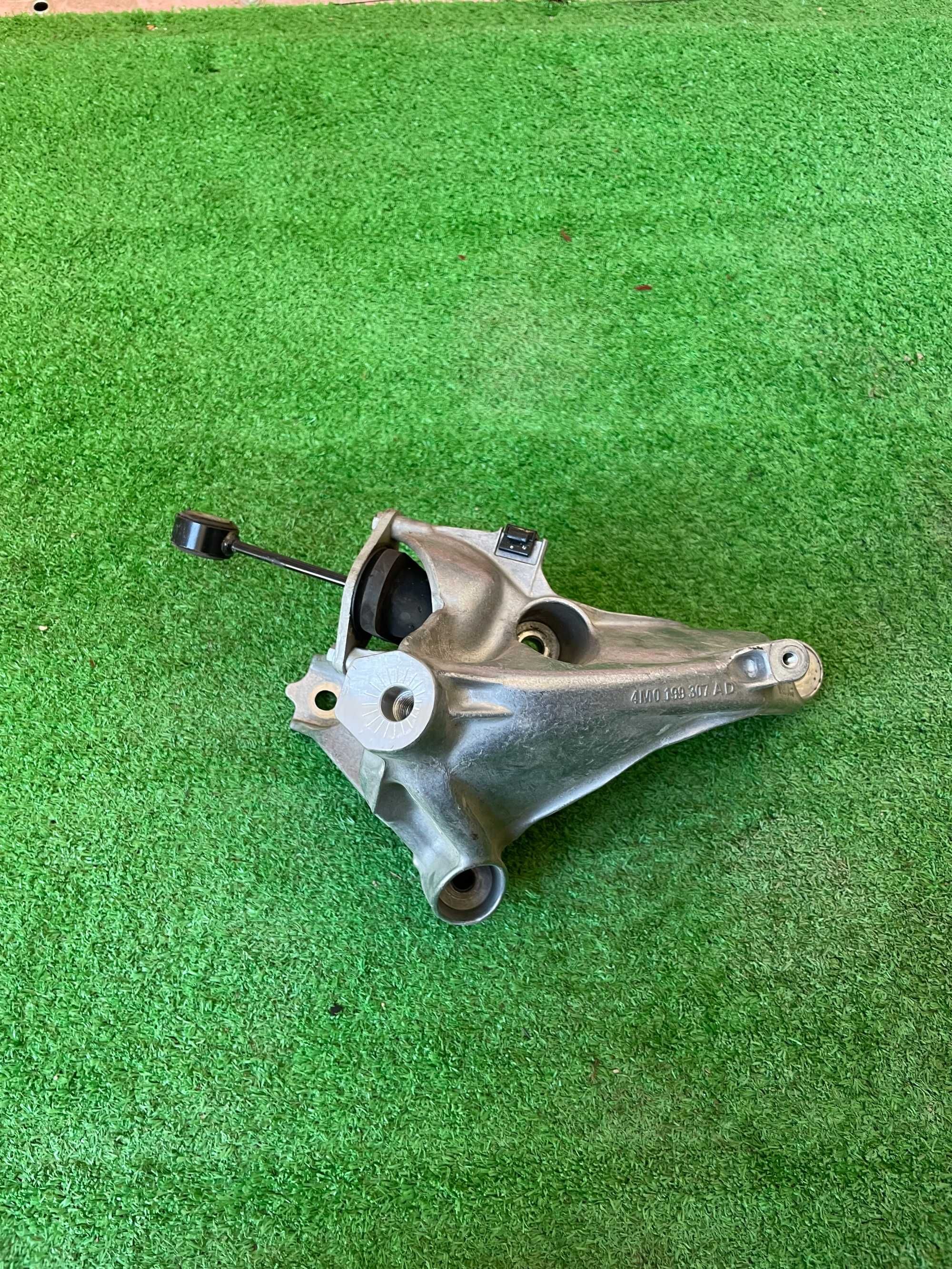 Audi A4 A5 B9 Suport motor stanga 4m0199307AD