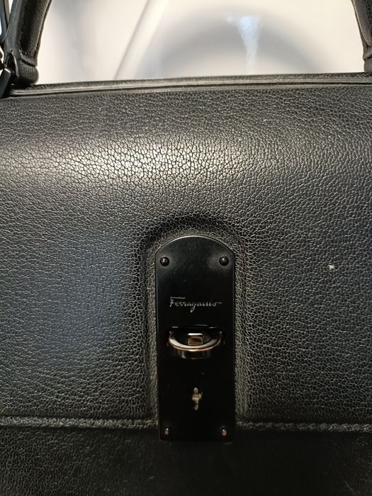 Vând geanta Ferragamo