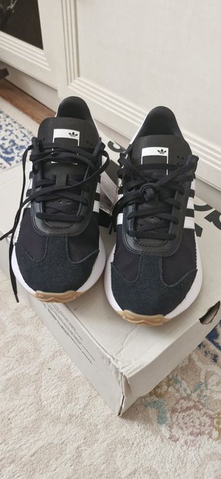 Продам  кроссовки Адидас оригинал.