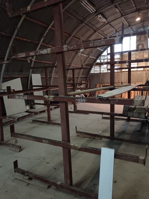 Продавам метални стелажи за склад 3 броя .