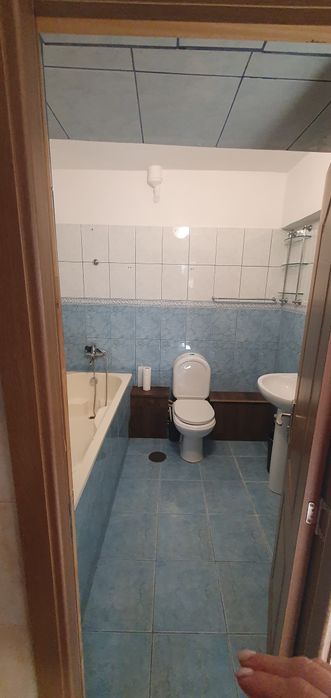 Persoana fizica închiriez apartament 2 camere Decomandat Centru-  Hala