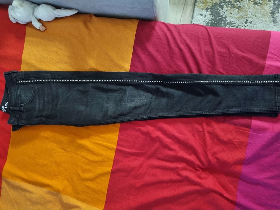 Blugi negri cu model din bile pe picior