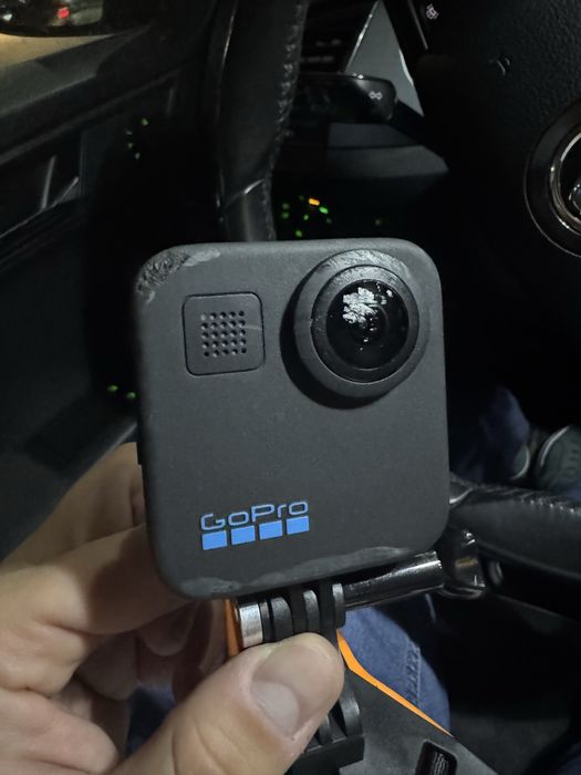 GoPro Max 360 cu o lentila zgariata