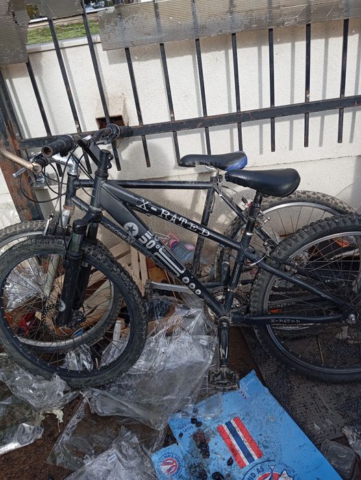 Vând 2 biciclete una in stare mai puțin buna iar cea lalta in stare bu