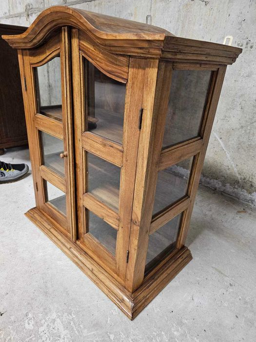 Витрина за стена изработена изцяло от масив