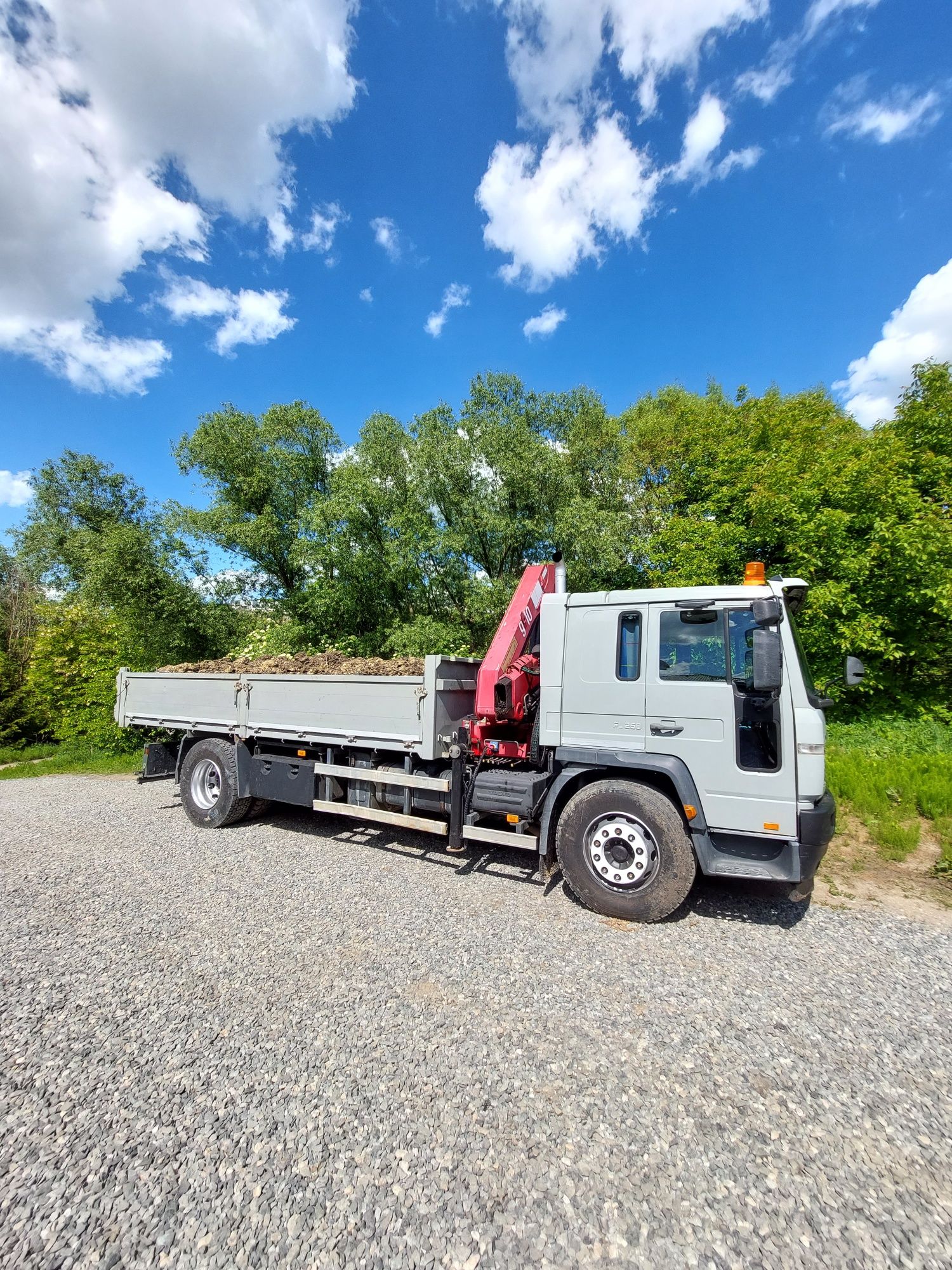 Camion cu macara